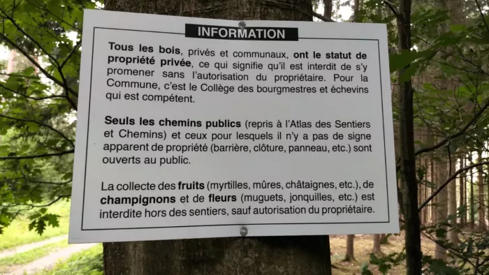 Panneau d'information à l'entrée d'une forêt